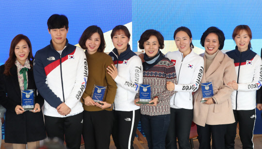 [올림픽] 올림픽 영웅을 키운 어머니들  23일 강원 평창 용평리조트 네이션스 빌리지에서 열린 'P&G 2018 땡큐 맘 어워드'에서 윤성빈, 박승희, 이상화, 최민정 선수가 자신들의 어머니와 함께 포즈를 취하고 있다.